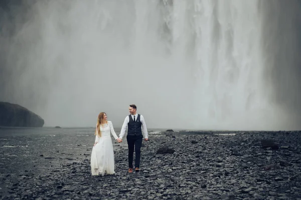 Ehepaar Spaziert Tagsüber Der Nähe Des Wasserfalls — Stockfoto