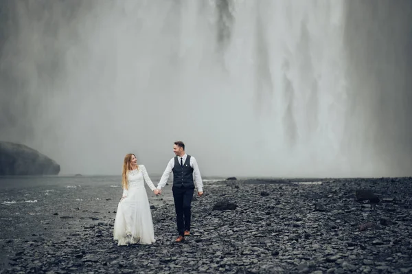 Ehepaar Spaziert Tagsüber Der Nähe Des Wasserfalls — Stockfoto