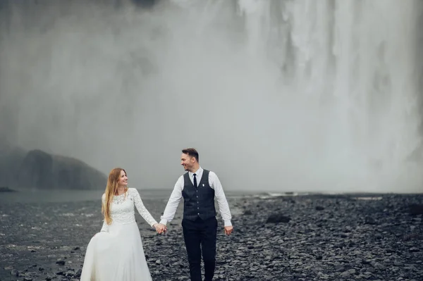 Casal Casal Andando Perto Cachoeira Durante Dia — Fotografia de Stock