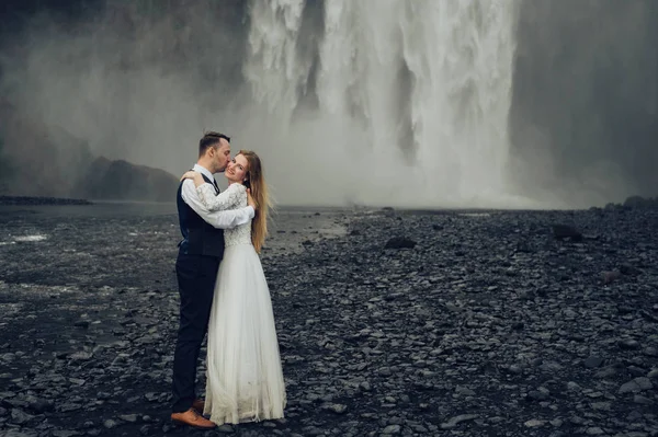 Casal Casal Abraçando Cachoeira Durante Dia — Fotografia de Stock
