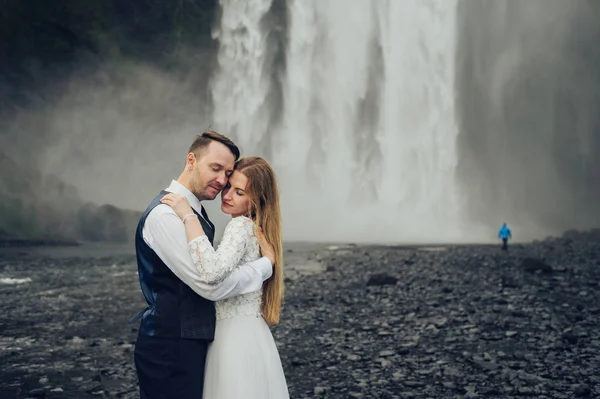 Ehepaar Umarmt Wasserfall Bei Tag — Stockfoto