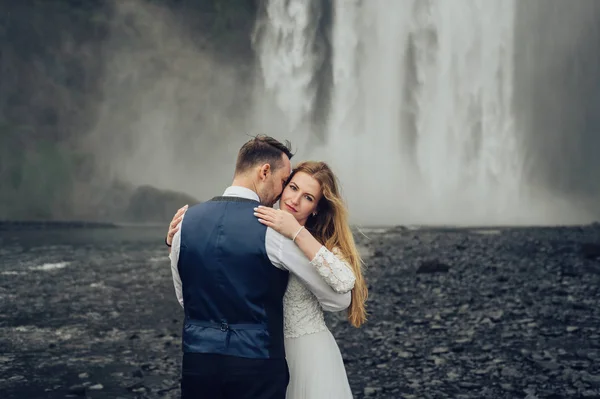 Одружена Пара Обіймає Водоспад Вдень — стокове фото