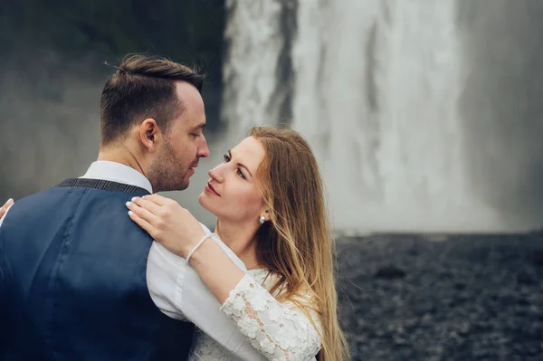 Casal Casal Abraçando Cachoeira Durante Dia — Fotografia de Stock