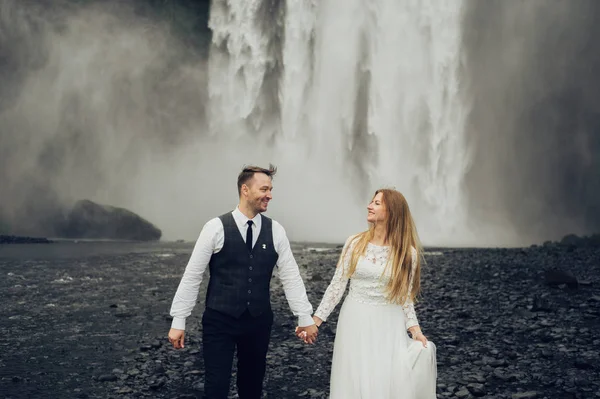 Couple Marié Marchant Près Cascade Jour — Photo