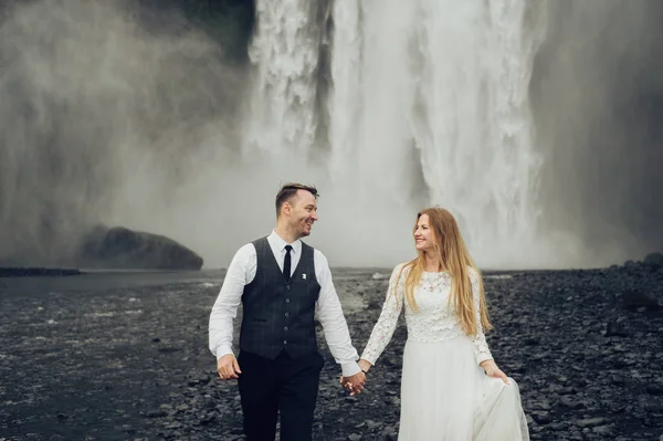 Casal Casal Andando Perto Cachoeira Durante Dia — Fotografia de Stock