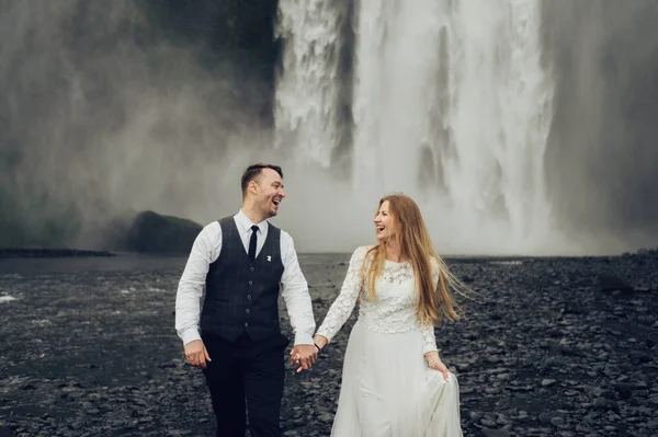 Casal Casal Andando Perto Cachoeira Durante Dia — Fotografia de Stock