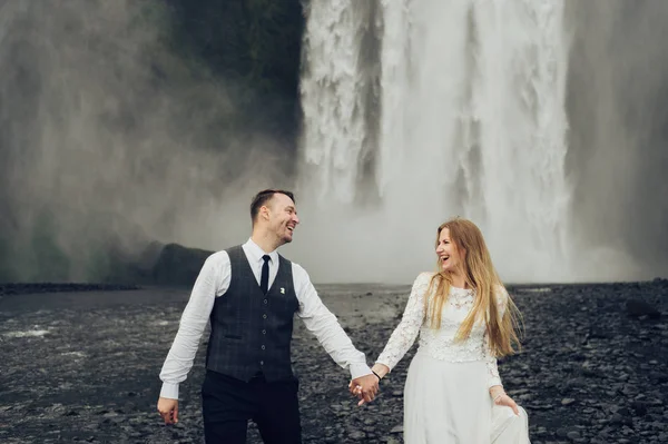 Ehepaar Spaziert Tagsüber Der Nähe Des Wasserfalls — Stockfoto