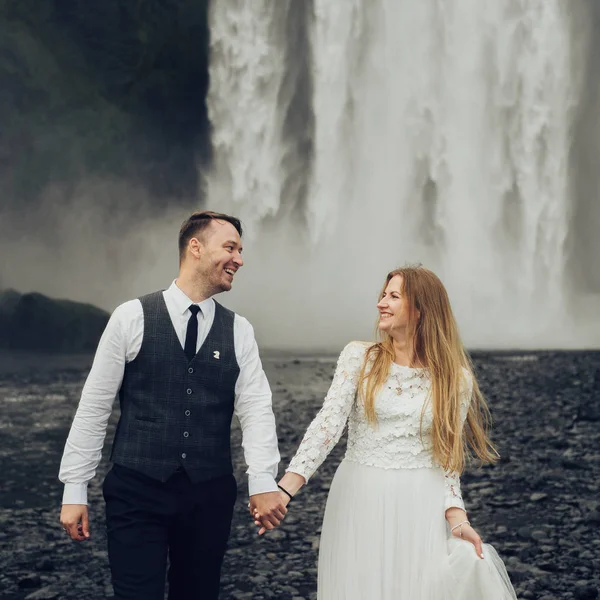 Одружена Пара Ходить Біля Водоспаду Вдень — стокове фото