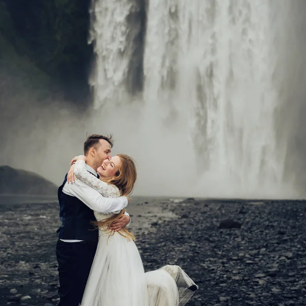 Casal Casal Abraçando Cachoeira Durante Dia — Fotografia de Stock