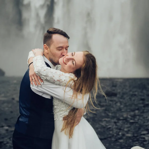 Casal Feliz Beijando Perto Cachoeira Durante Dia — Fotografia de Stock