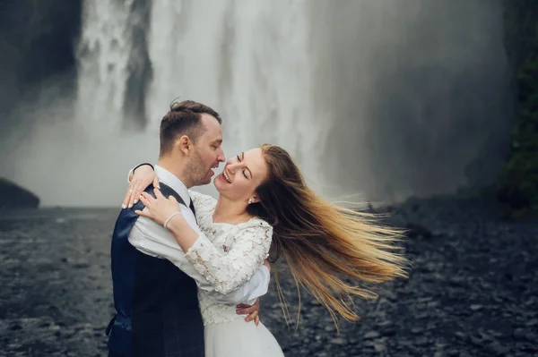 Casal Casal Abraçando Cachoeira Durante Dia — Fotografia de Stock