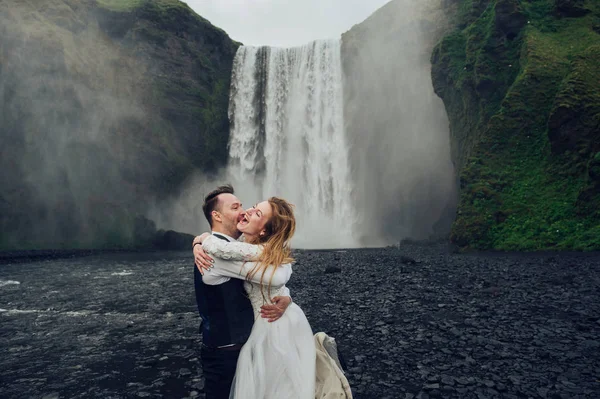 Ehepaar Umarmt Wasserfall Bei Tag — Stockfoto