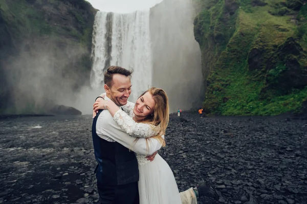 夫妇拥抱在瀑布附近在白天 — 图库照片