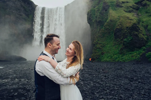 Casal Abraçando Perto Cachoeira Durante Dia — Fotografia de Stock