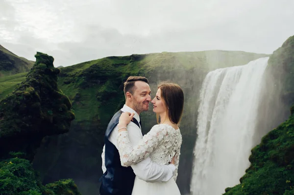 Подружня Пара Позує Відкритому Повітрі Фоні Водоспаду — стокове фото