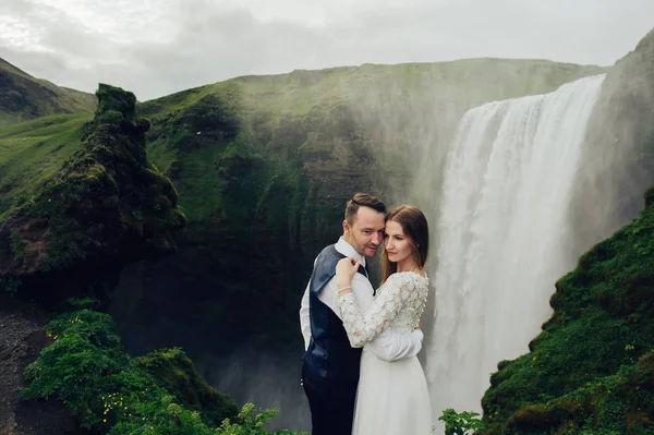 Ehepaar Posiert Draußen Auf Wasserfall Hintergrund — Stockfoto