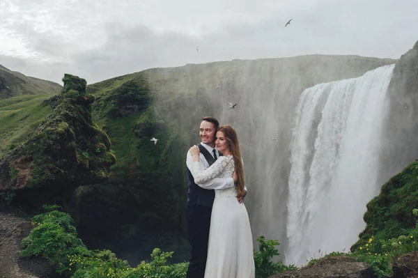 Casal Posando Livre Fundo Cachoeira — Fotografia de Stock