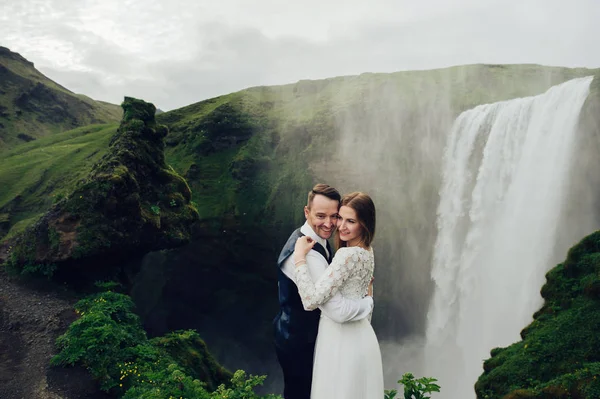 Ehepaar Posiert Draußen Auf Wasserfall Hintergrund — Stockfoto