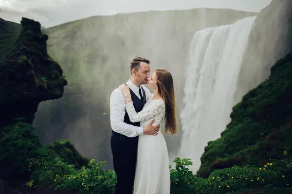 在瀑布背景下摆在户外的已婚夫妇 — 图库照片