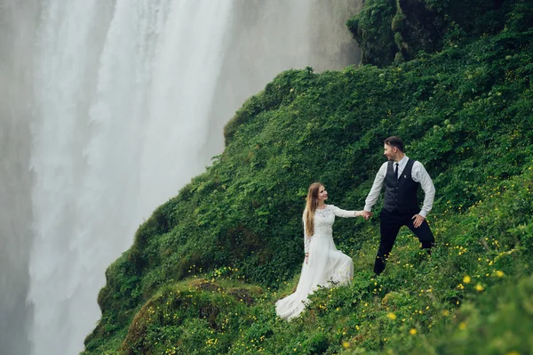 Married Couple Posing Green Hill Waterfall Daytime — Stock Photo, Image