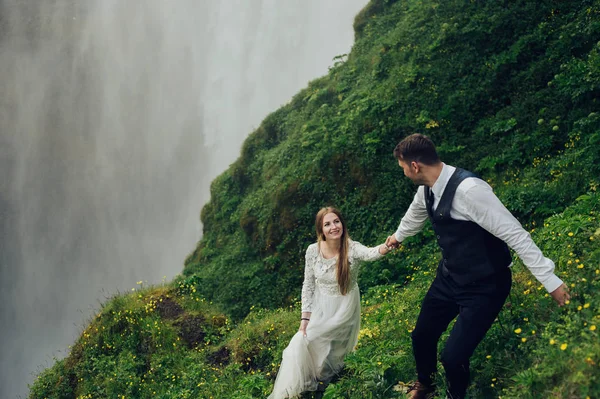 Married Couple Posing Green Hill Waterfall Daytime — Stock Photo, Image