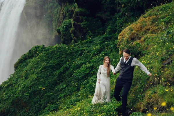 新婚夫妇在青山附近的绿山上摆姿势 — 图库照片