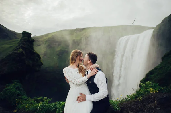 Casal Posando Livre Fundo Cachoeira — Fotografia de Stock