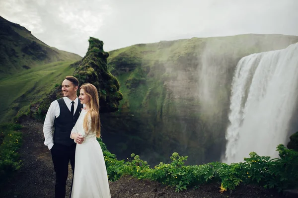 Ehepaar Posiert Draußen Auf Wasserfall Hintergrund — Stockfoto