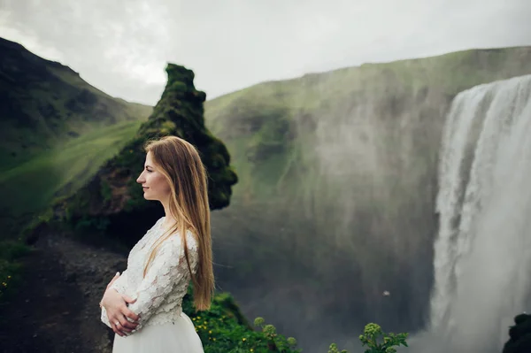 Bride Posing Outdoor Waterfall Background — Stock Photo, Image