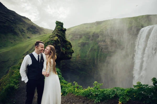 Gift Par Poserar Utomhus Vattenfall Bakgrund — Stockfoto