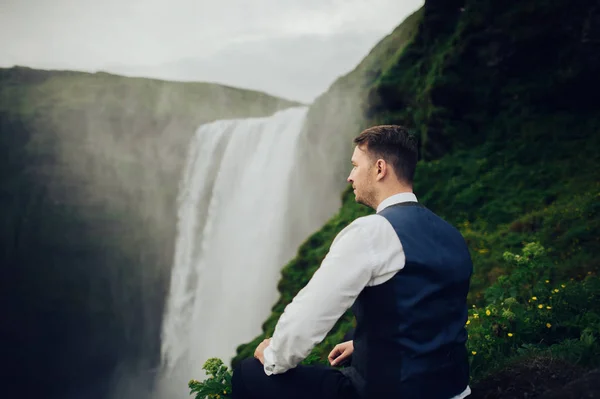 Tunangan Berpose Luar Ruangan Pada Latar Belakang Air Terjun — Stok Foto