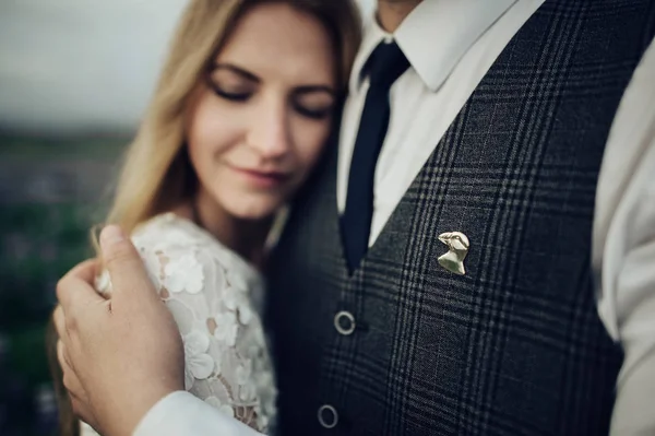 Gift Par Poserar Fältet Violetta Blommor — Stockfoto