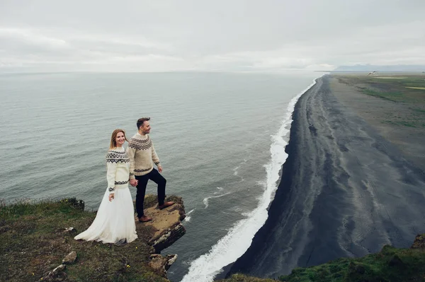 Couple Marié Chandails Debout Sur Falaise — Photo