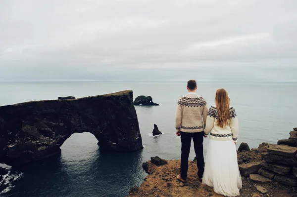 Rear View Married Couple Sweaters Standing Cliff — Stock Photo, Image