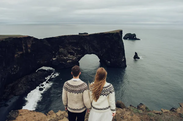 Rear View Married Couple Sweaters Standing Cliff — Stock Photo, Image