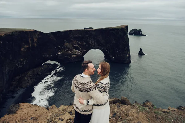 Married Couple Sweaters Standing Cliff — Stock Photo, Image