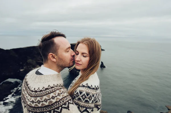 스웨터에 결혼된 초상화 — 스톡 사진