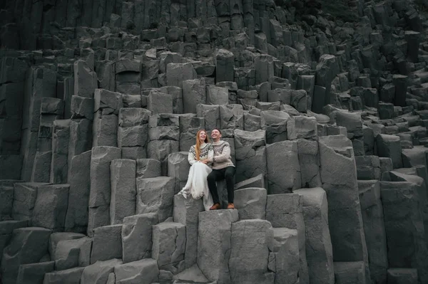 Casal Casado Camisolas Sentado Pedras — Fotografia de Stock