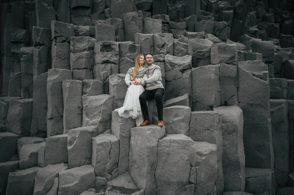 Casal Casado Camisolas Sentado Pedras — Fotografia de Stock