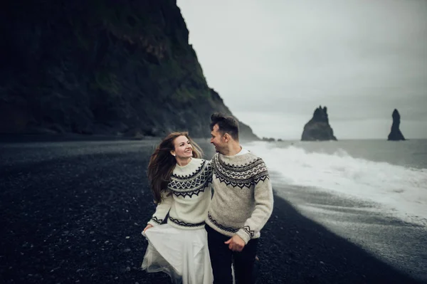 스웨터에 해안선에 — 스톡 사진
