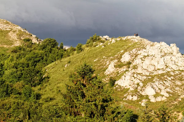 Hügeliges Gebiet mit stürmischem Himmel — Stockfoto