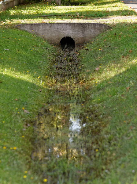Промыть водой
