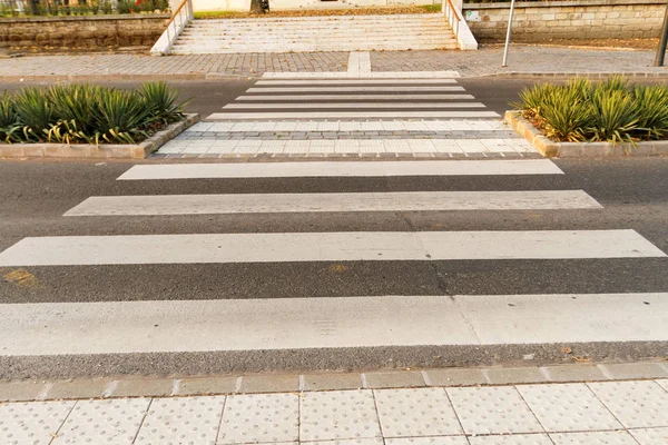 Travessia de pedestres na cidade — Fotografia de Stock