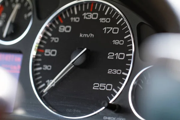 Compteur de vitesse dans la voiture — Photo