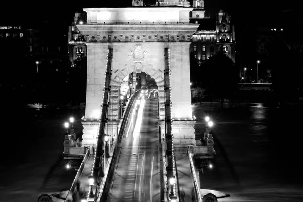 Public transport - Bridge at night in Budapest — Stock Photo, Image