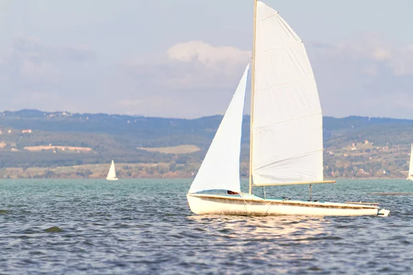 Naviguer dans le lac — Photo