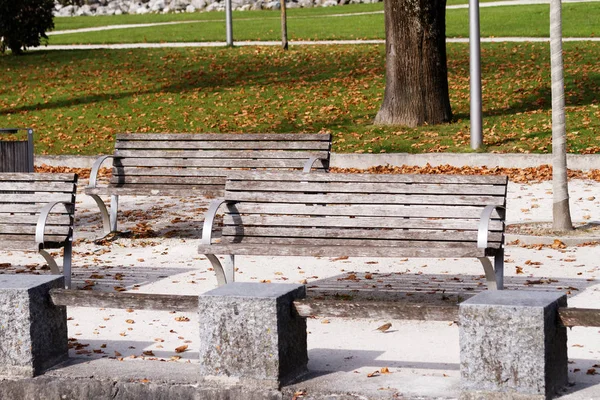 Zelený park - lavičky — Stock fotografie