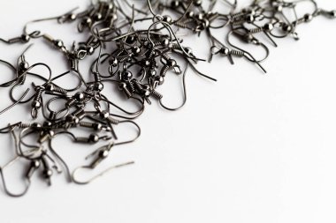 Küpe kancaları, top ve rulo ile