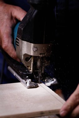 Perde ile çalışan bir adam gördüm