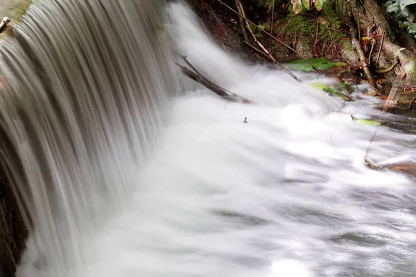 Маленький водопад - длинная скорость затвора — стоковое фото